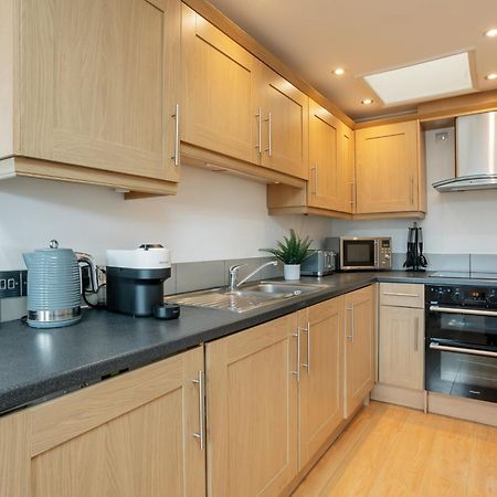 Starhost Residences - Central 3 Bed Apartment At Regents Court, Newbury Newbury  Exterior photo