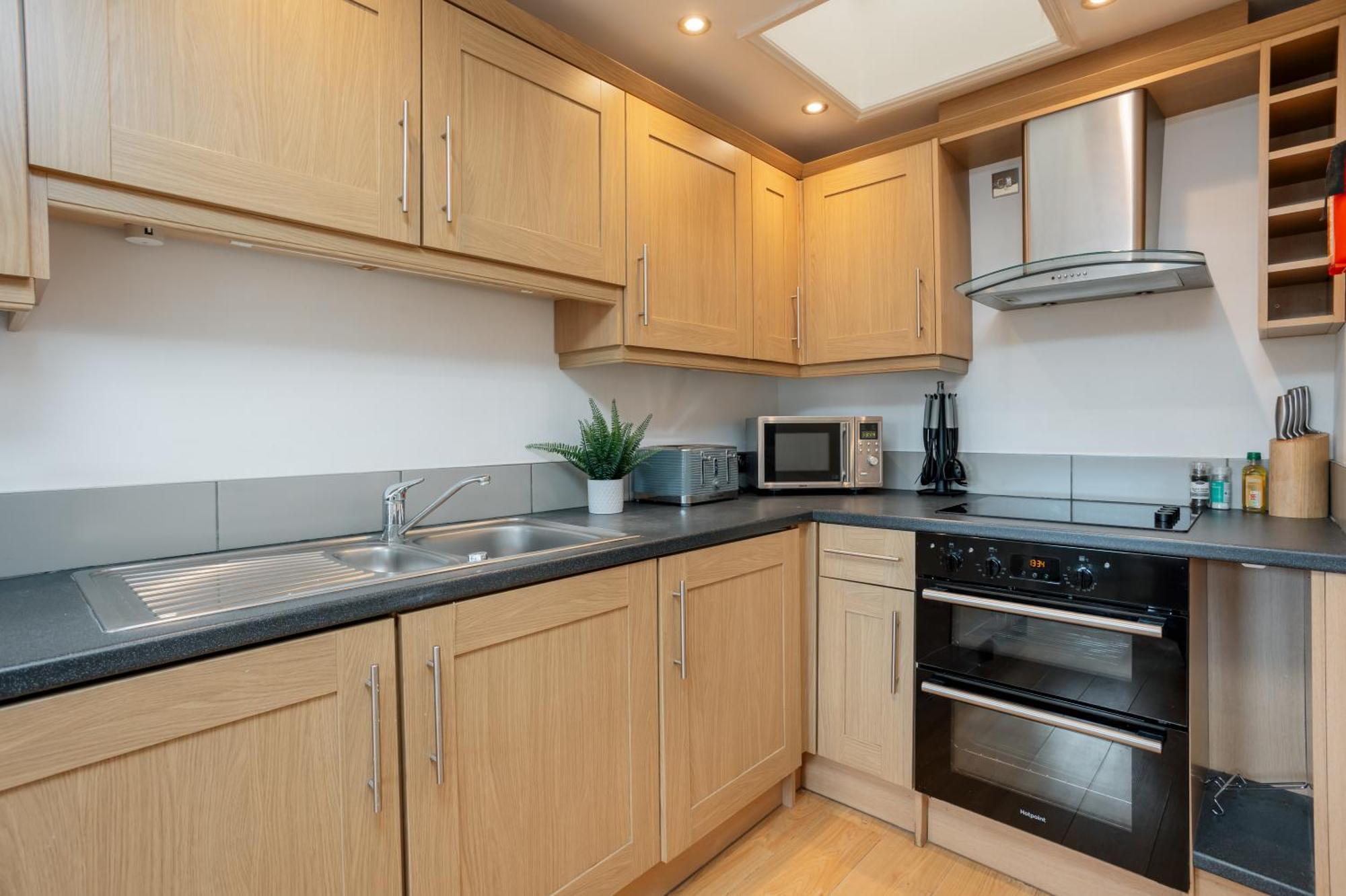 Starhost Residences - Central 3 Bed Apartment At Regents Court, Newbury Newbury  Exterior photo