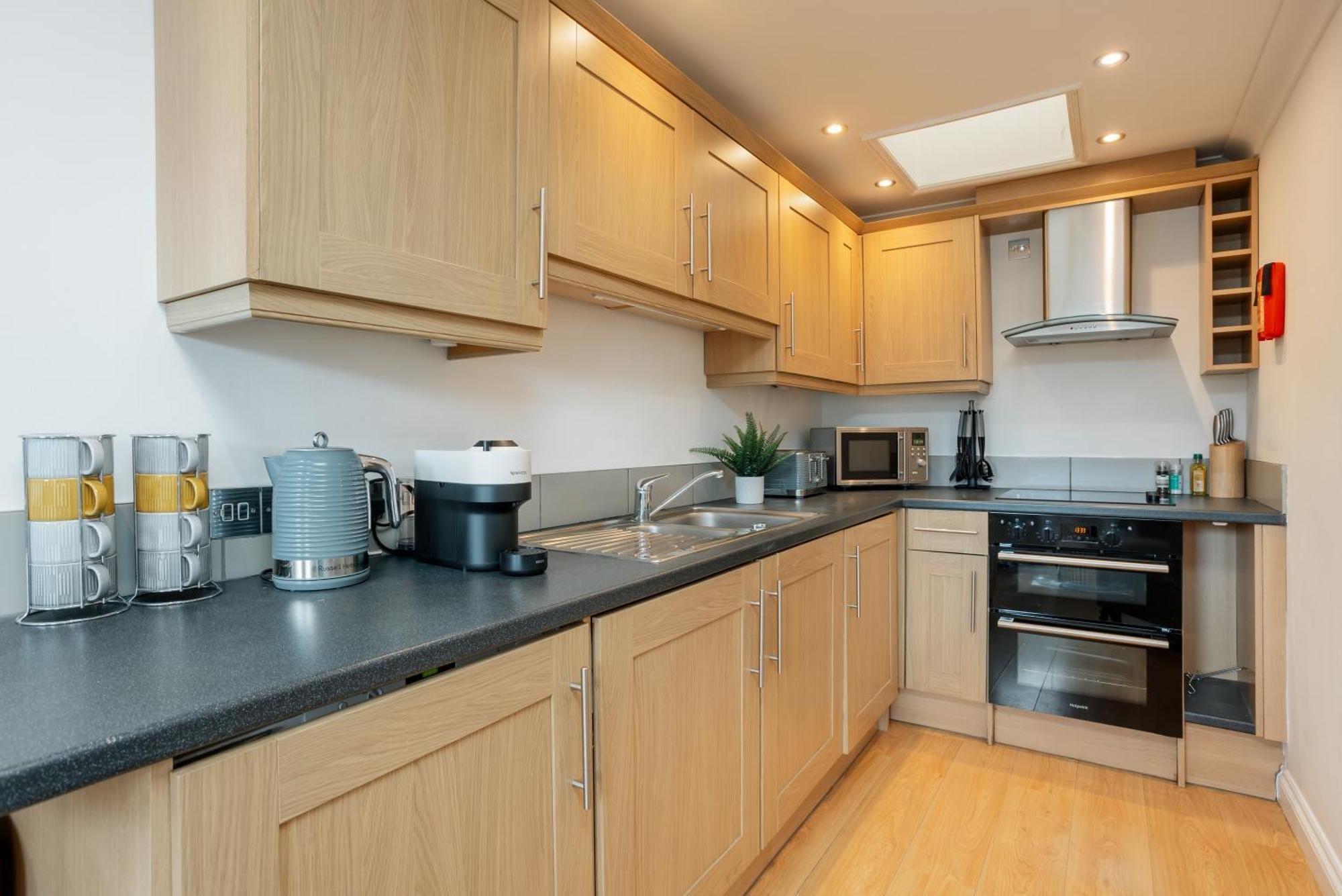 Starhost Residences - Central 3 Bed Apartment At Regents Court, Newbury Newbury  Exterior photo