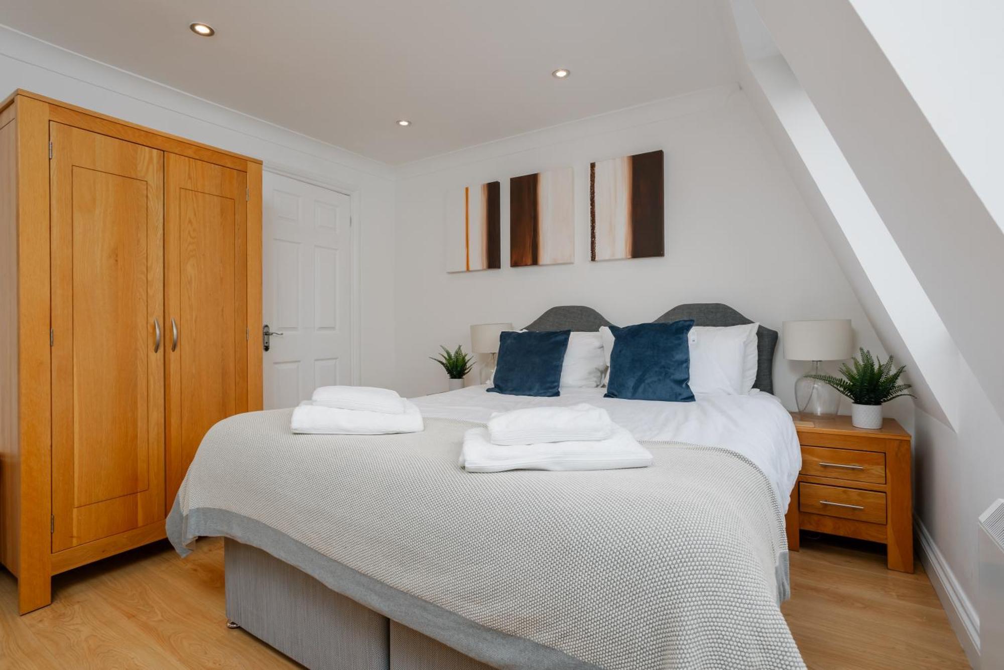 Starhost Residences - Central 3 Bed Apartment At Regents Court, Newbury Newbury  Exterior photo
