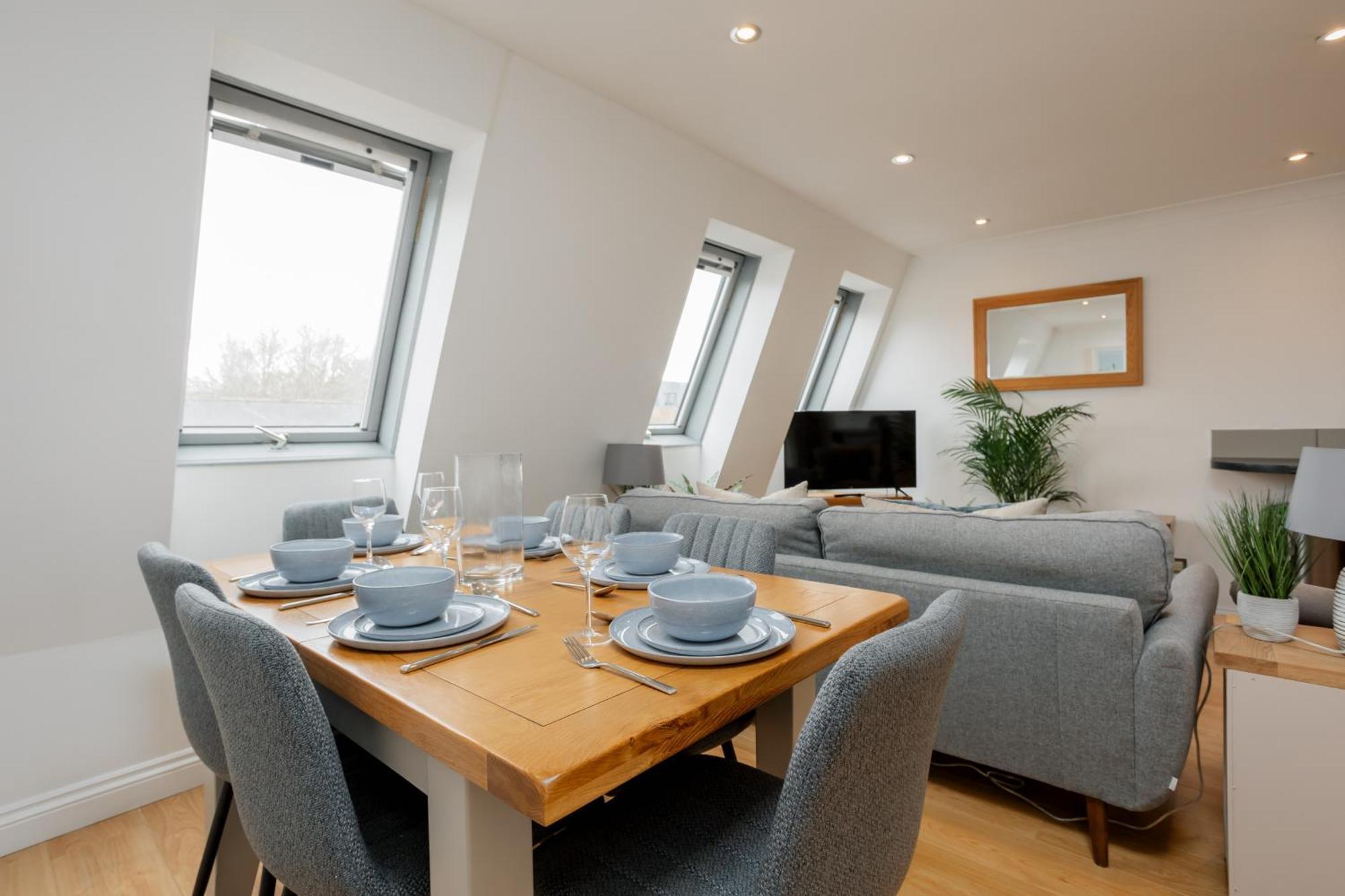 Starhost Residences - Central 3 Bed Apartment At Regents Court, Newbury Newbury  Exterior photo