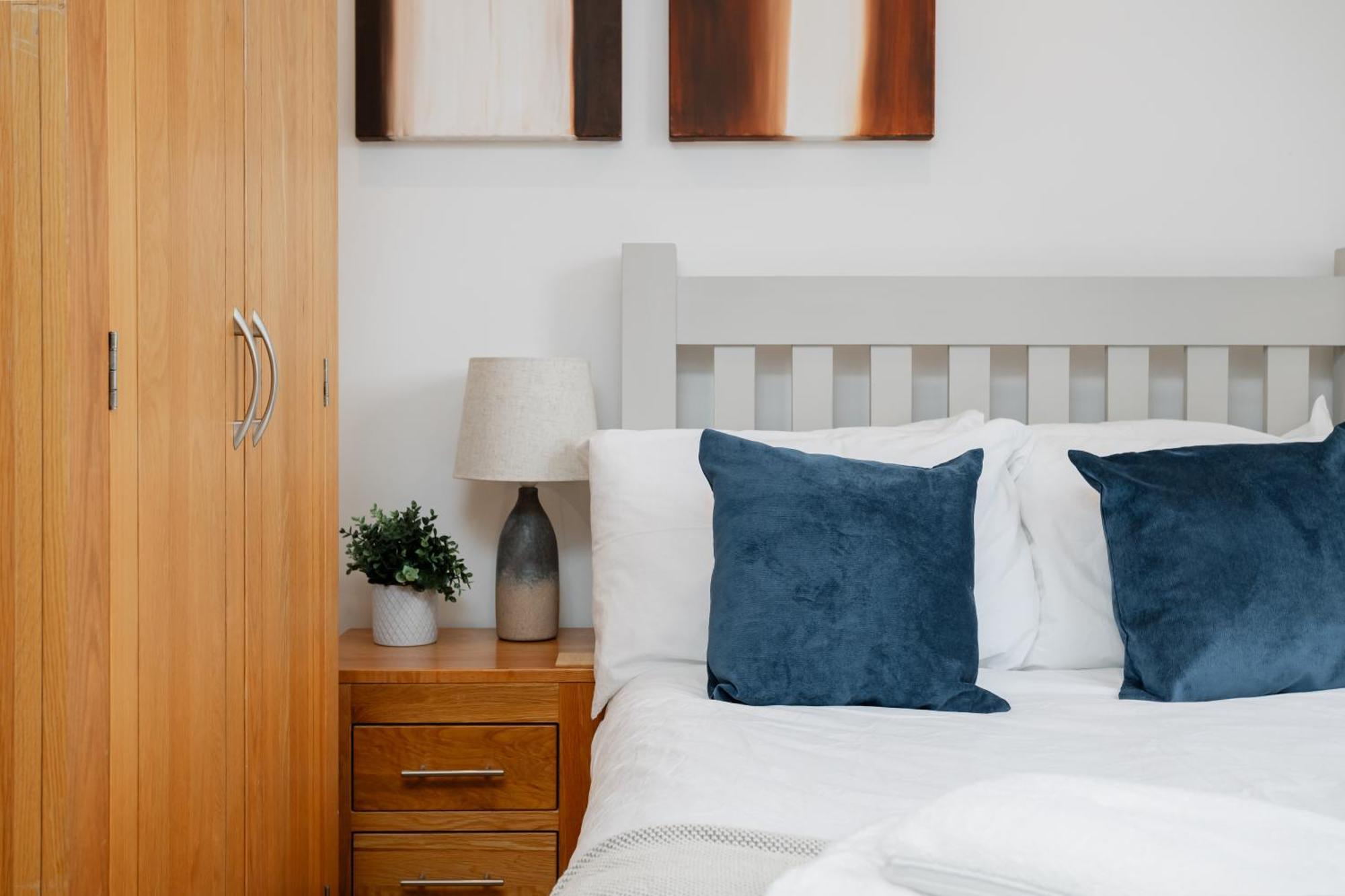 Starhost Residences - Central 3 Bed Apartment At Regents Court, Newbury Newbury  Exterior photo