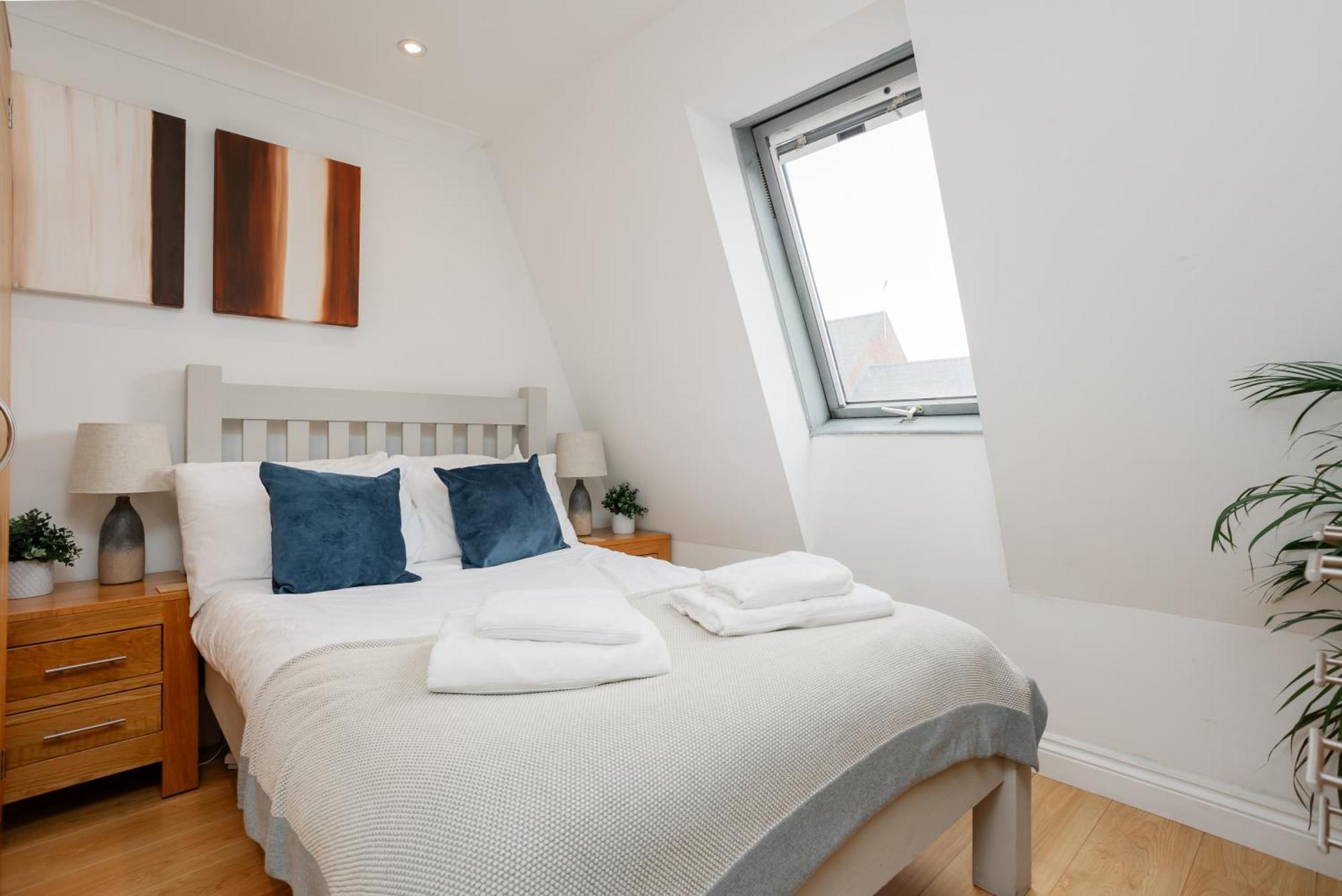 Starhost Residences - Central 3 Bed Apartment At Regents Court, Newbury Newbury  Exterior photo