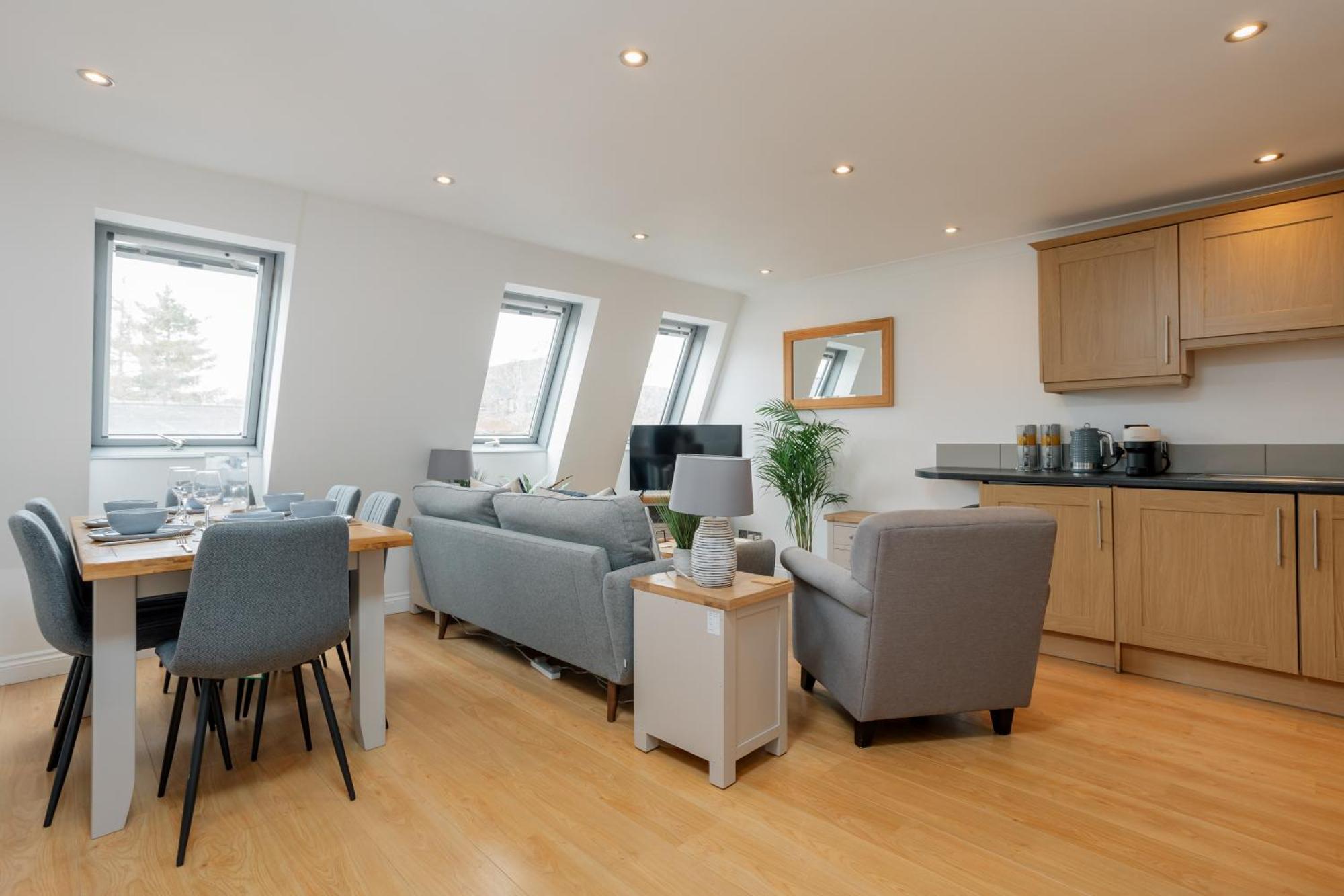 Starhost Residences - Central 3 Bed Apartment At Regents Court, Newbury Newbury  Exterior photo