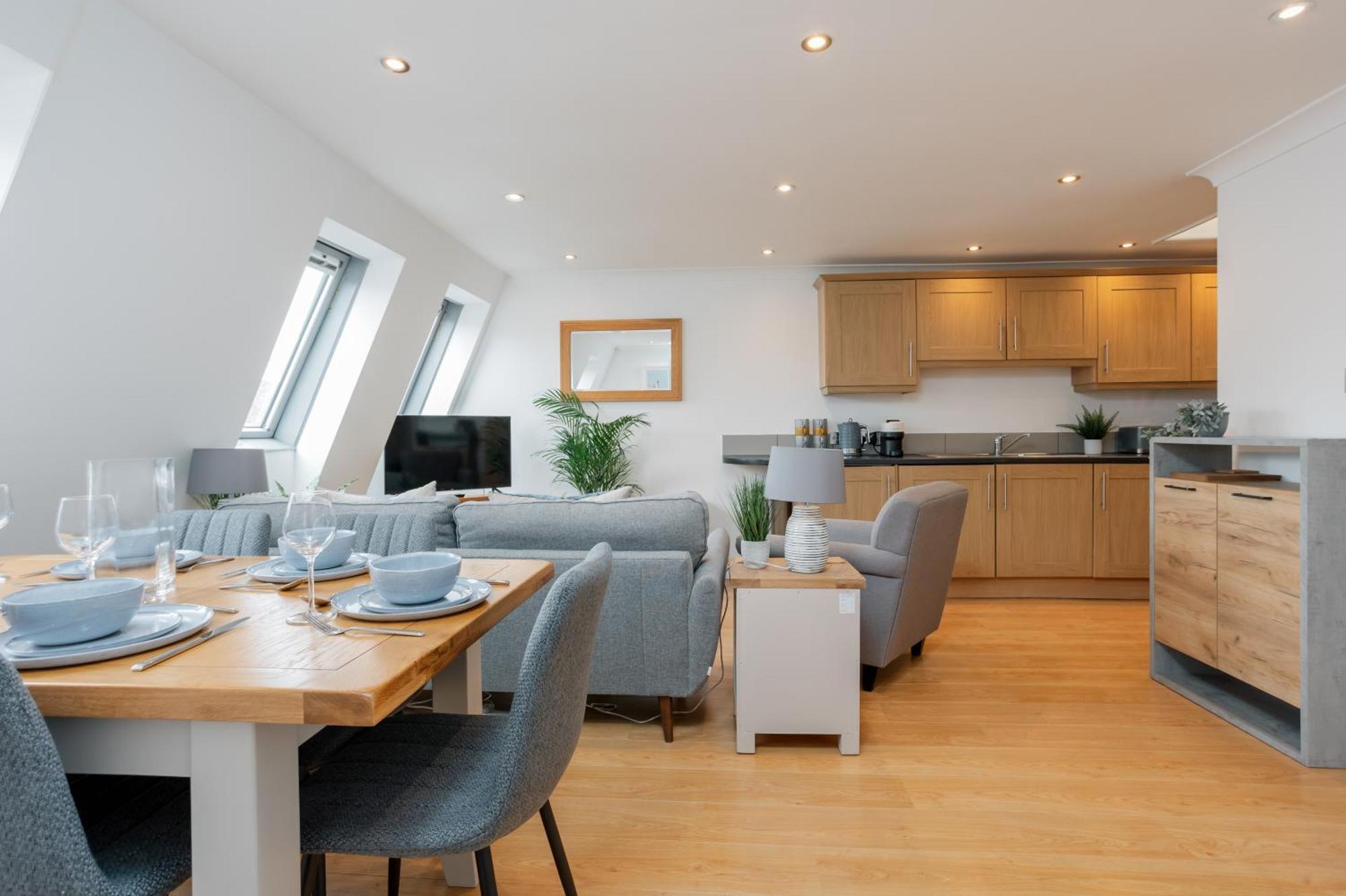 Starhost Residences - Central 3 Bed Apartment At Regents Court, Newbury Newbury  Exterior photo