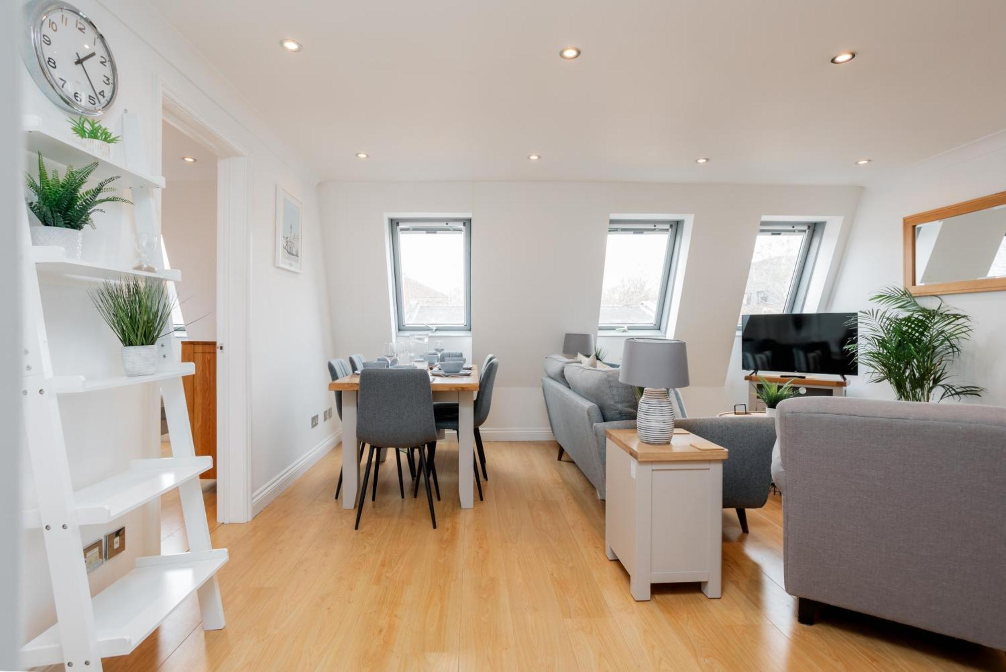 Starhost Residences - Central 3 Bed Apartment At Regents Court, Newbury Newbury  Exterior photo